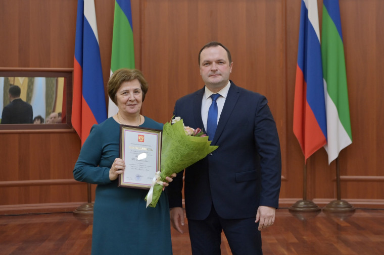 Поздравляем Иду Николаевну с наградой за многолетний вклад в образование!.